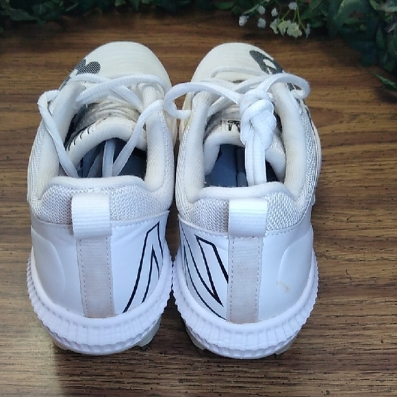 New Balance Kids Size 5 White Sports Cleats Shoes - Picture 5 of 13